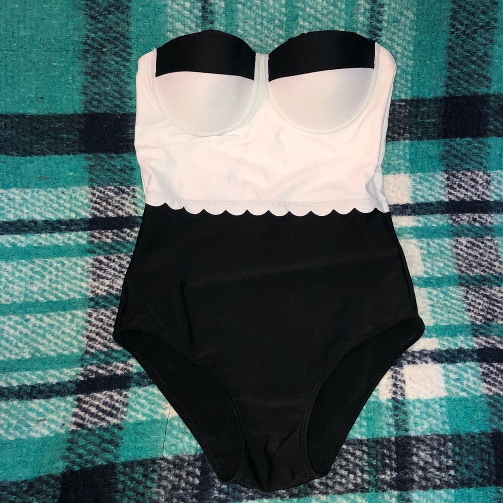 Super cute classic style black & white one piece!!